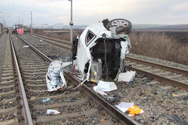 Změť plechů zbyla z audi, které rozmetal rychlík z Olomouce do Brna v plné rychlosti.  V troskách zemřela řidička.