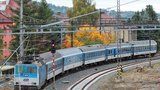 Komplikace na kolejích: Vlak u Senohrab narazil do stromu, provoz na trati Praha–⁠Benešov stál