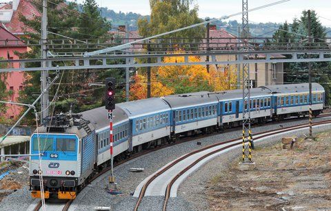 Problémy na kolejích! Porucha komplikovala provoz vlaků mezi Prahou a Berounem