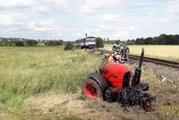 Tragická nehoda na Klatovsku: Traktorista vjel na přejezd, srážku s vlakem nepřežil