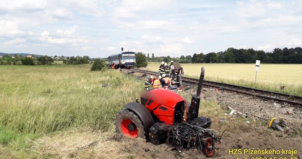 Tragická nehoda na Klatovsku: Traktorista vjel na přejezd, srážku s vlakem nepřežil
