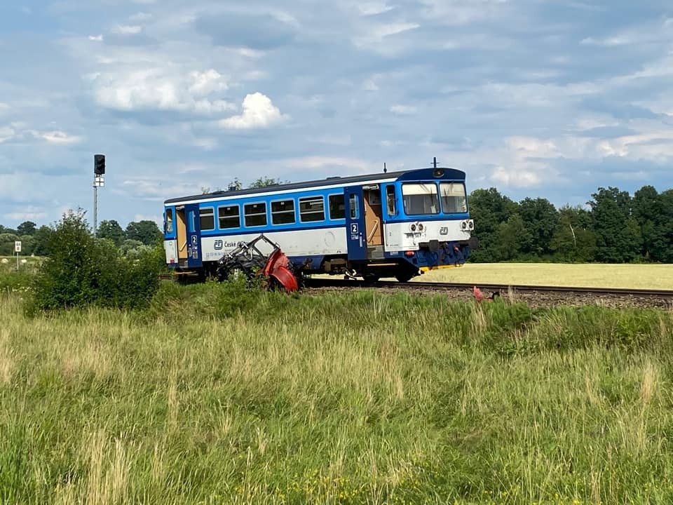 Srážka traktoru s vlakem na přejezdu u Bezděkova na Klatovsku.