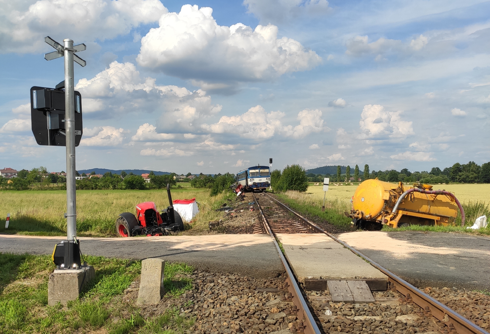 Srážka traktoru s vlakem na přejezdu u Bezděkova na Klatovsku.