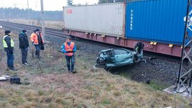 Po dvou nehodách na přejezdu u Moravského Písku České dráhy nahrazují regionální spoje autobusovou dopravou z Hodonína do Moravského Písku. Při události jeden člověk zemřel.