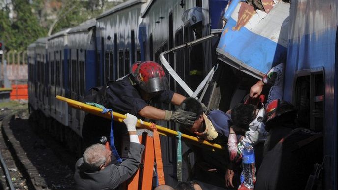 Nehoda vlaku v Argentině si vyžádala nejméně 49 mrtvých