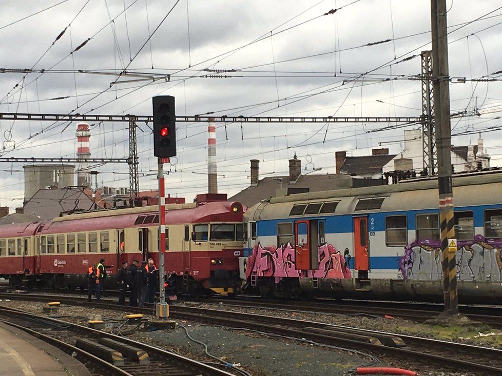 V Brně na nádraží se v úterý ráno srazily dva vlaky.