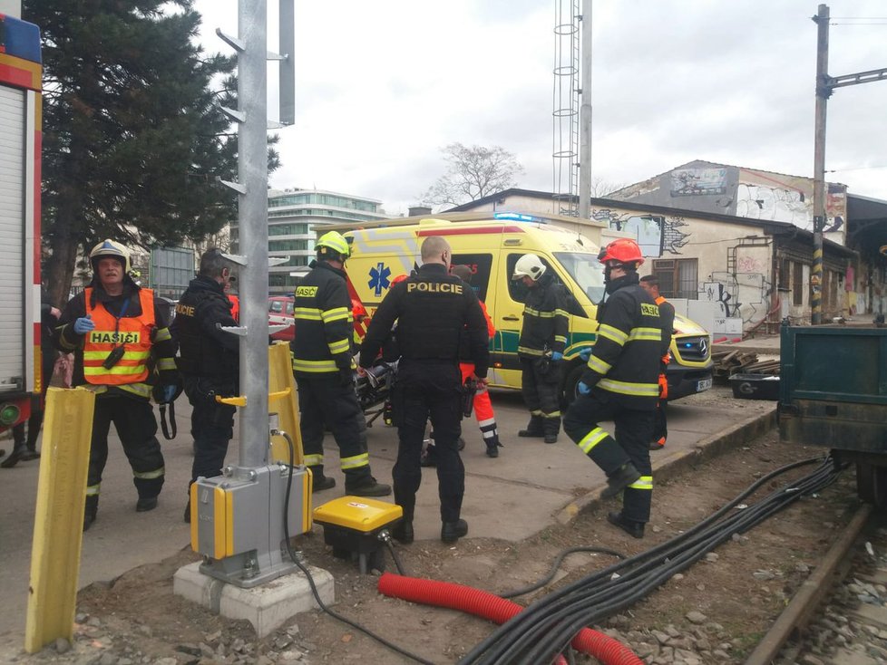 V Brně na nádraží se v úterý ráno srazily dva vlaky. Na místě zasahují všechny složky záchranného systému. Hlášeno je až 21 zraněných.