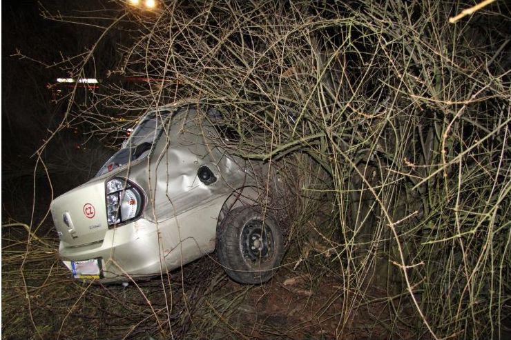 Zdemolovaný Renault, z kterého vypadla a následně se zabila sedmnáctilétá dívka