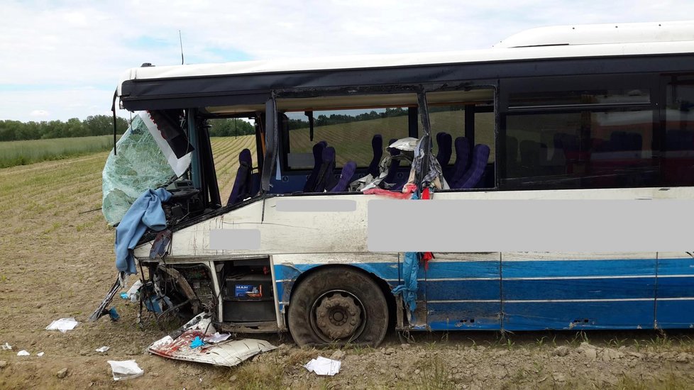 U Vodňan se srazily dvě dodávky s autobusem.