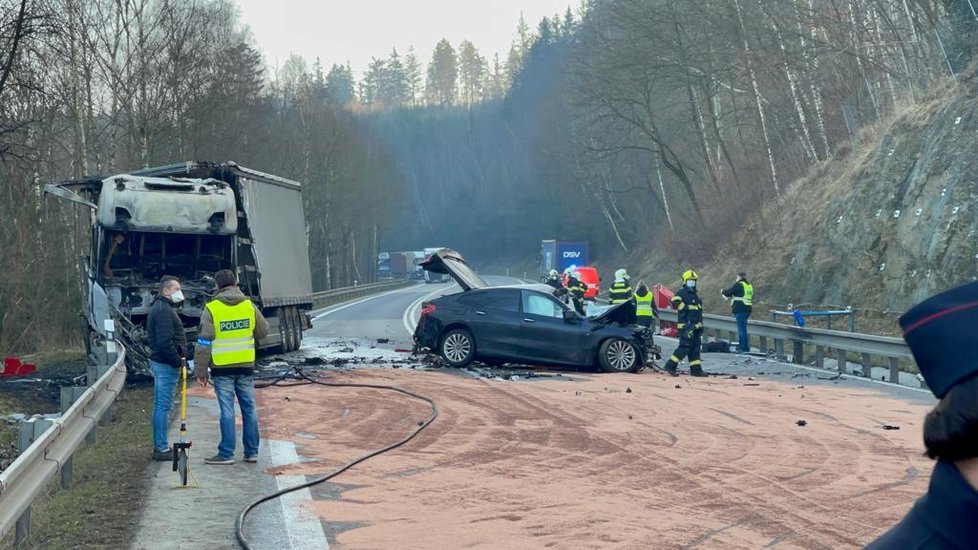 Při tragické nehodě u Votic zahynul člověk.