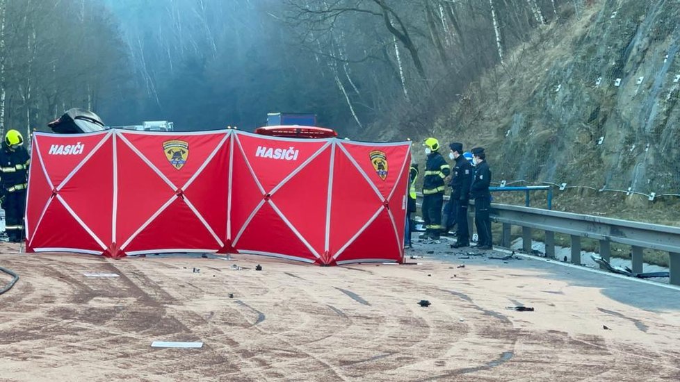 Při tragické nehodě u Votic zahynul člověk.