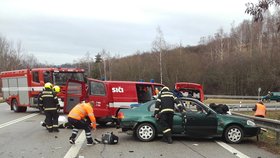 Vážně zraněného řidiče transportoval vrtulník do nemocnice v pražských Střešovicích.