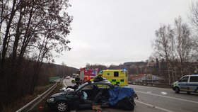 Vážně zraněného řidiče transportoval vrtulník do nemocnice v pražských Střešovicích.