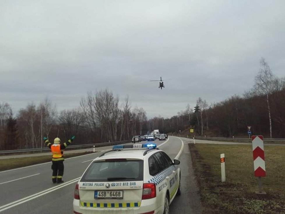 Vážně zraněného řidiče transportoval vrtulník do nemocnice v pražských Střešovicích.