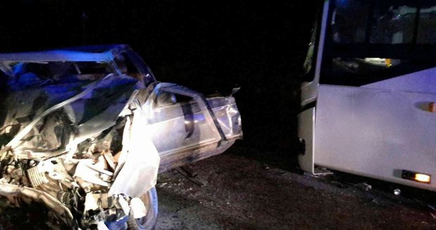 Řidič na Vyškovsku vjel do protisměru: Zabil ho čelní náraz do autobusu