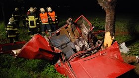 Havárií zdemolovaný vůz museli rozstříhat hasiči. Řidič nalezl v jeho útrobách smrt
