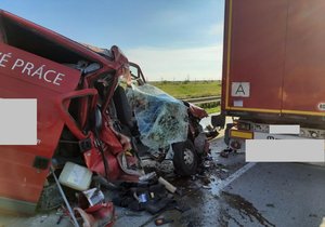 Na D1 na Novojičínsku se opět stala pondělí vážná nehoda. Dodávka narazila do kamionu.