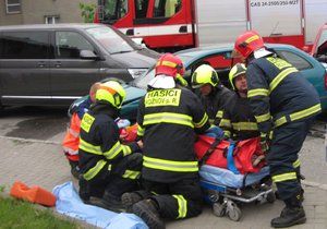 Dvě tragédie ve Slezsku: Čtrnáctiletý chlapec vypadl z okna, pětiletého hocha srazilo auto (ilustrační foto)