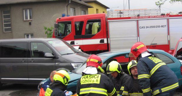 Dvě tragédie ve Slezsku: Čtrnáctiletý chlapec vypadl z okna, pětiletého hocha srazilo auto