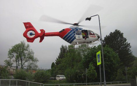Záchranáři muže našli pomocí vrtulníku.