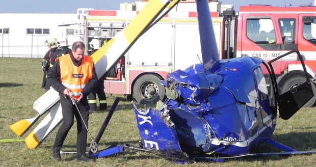 Při dopolední nehodě malého vrtulníku typu Robinson v Brně-Tuřanech se vážně zranila dvoučlenná posádka