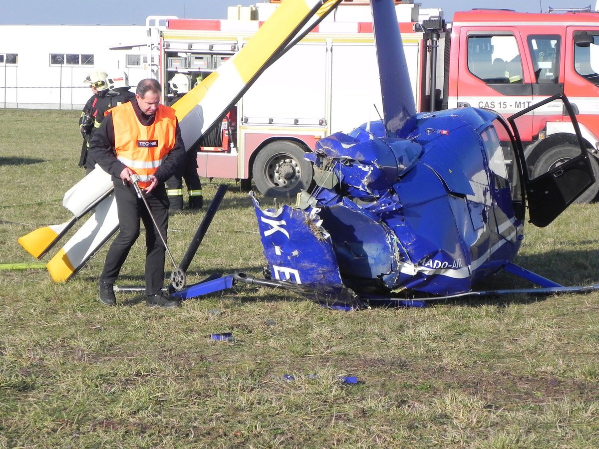 Při dopolední nehodě malého vrtulníku typu Robinson v Brně-Tuřanech se vážně zranila dvoučlenná posádka