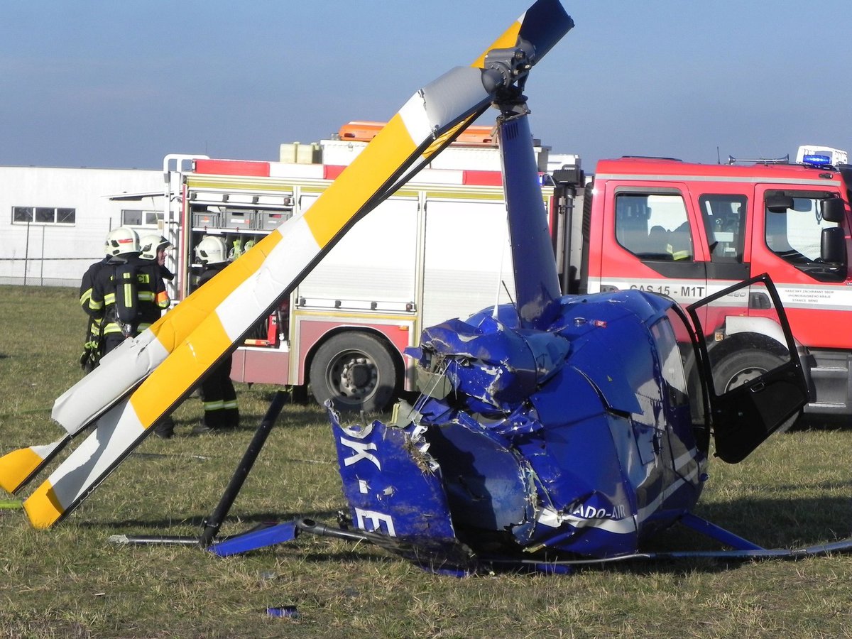 Při dopolední nehodě malého vrtulníku typu Robinson v Brně-Tuřanech se vážně zranila dvoučlenná posádka