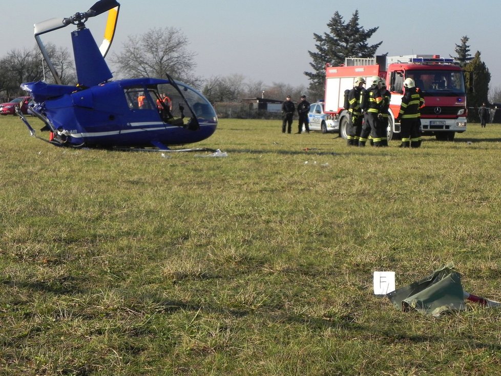 Při dopolední nehodě malého vrtulníku typu Robinson v Brně-Tuřanech se vážně zranila dvoučlenná posádka.