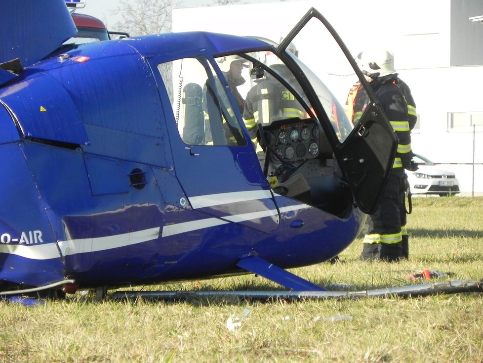 Při dopolední nehodě malého vrtulníku typu Robinson v Brně-Tuřanech se vážně zranila dvoučlenná posádka.