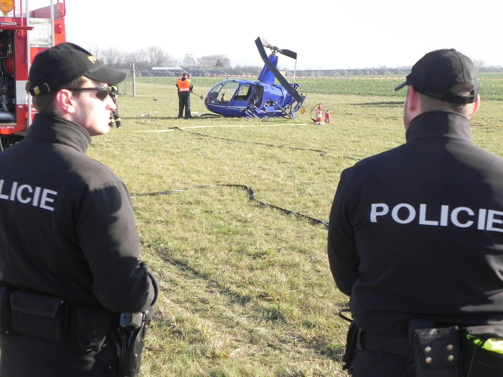 Při dopolední nehodě malého vrtulníku typu Robinson v Brně-Tuřanech se vážně zranila dvoučlenná posádka.
