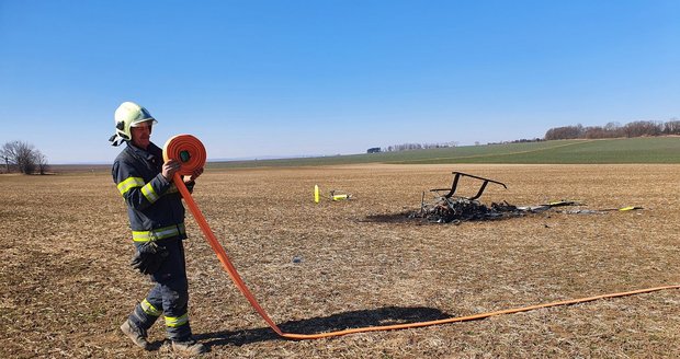 U Olomouce spadl vrtulník a začal hořet: Pilot zemřel!