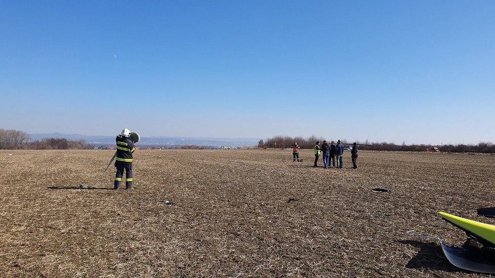 U obchvatu Olomouce spadl vrtulník, jeden člověk zemřel.