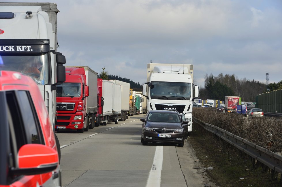 Vážná nehoda na D1: Několik zraněných, na místo letí vrtulníky z Prahy i Brna