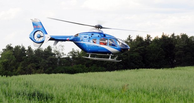 Při vážné nehodě u Kladna musel zasahovat i vrtulník