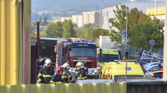 Hasiči a záchranáři zasahovali 5. září 2018 při nehodě malého vrtulníku v Plzni. Stroj spadl na výrobní halu, čtyři lidé zemřeli.