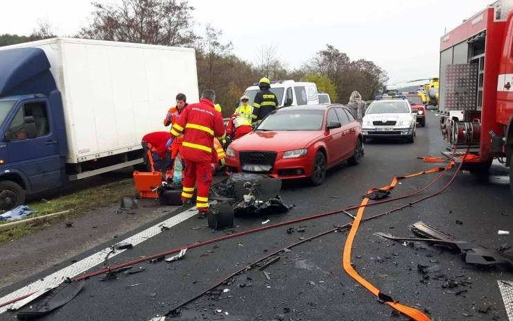 Vážná nehoda si u Postoloprt vyžádala jednu oběť. Pro další zraněné musely vzlétnout dva vrtulníky.