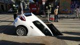 Kuriózní nehoda v Praze! Řidička skončila ve výkopu, autem se v díře zapíchla