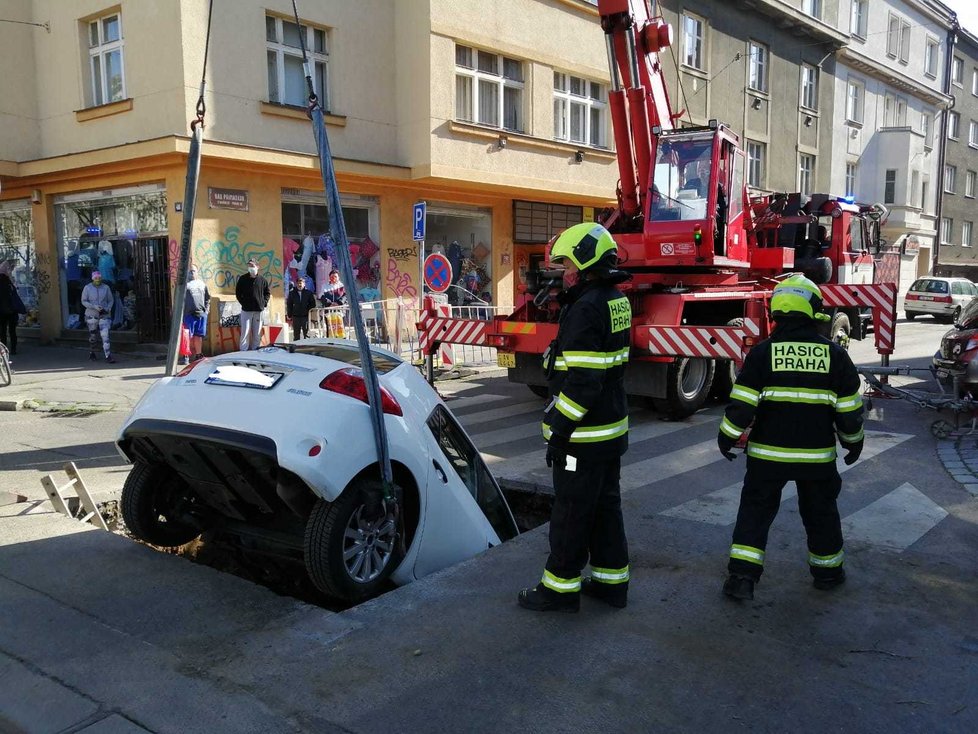 Žena autem najela do výkopu, v díře se autem zapíchla.