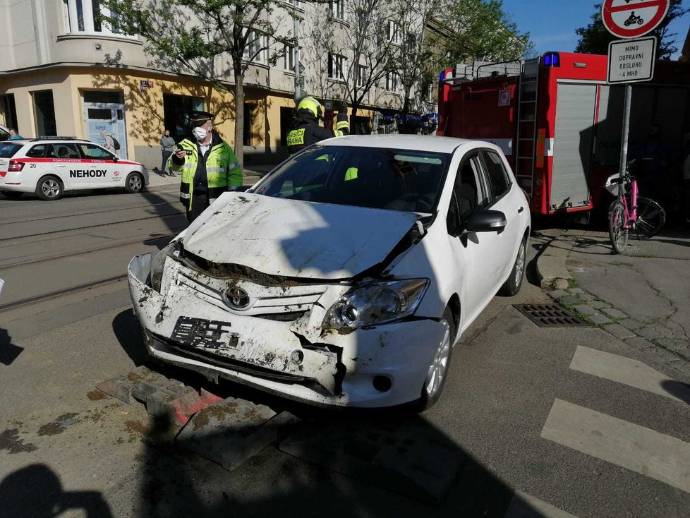 Žena autem najela do výkopu, v díře se autem zapíchla.