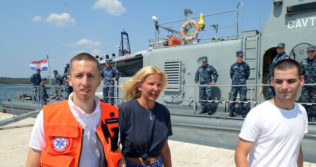 Dojemné shledání. Turistka, která vypadla z výletní lodi, si padla do náruče s přítelem