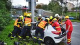 Mladý řidič omotal auto kolem sloupu: Nohy měl zaklíněné v rozmačkaném peugeotu