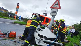 Hasiči vyprošťovali mladého řidiče, kterému se v Ostravě po nehodě zapříčily nohy mezi zdevastovanou částí auta a sloupem veřejného osvětlení.