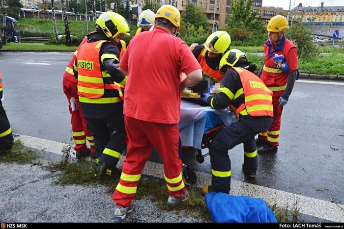 Hasiči vyprošťovali mladého řidiče, kterému se v Ostravě po nehodě zapříčily nohy mezi zdevastovanou částí auta a sloupem veřejného osvětlení.