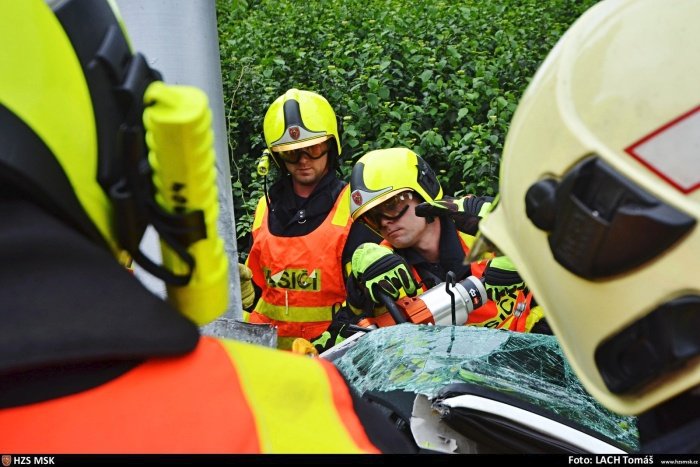 Hasiči vyprošťovali mladého řidiče, kterému se v Ostravě po nehodě zapříčily nohy mezi zdevastovanou částí auta a sloupem veřejného osvětlení.