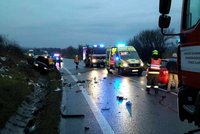 Na Vyškovsku bourala dvě auta, záchranáři ošetřovali čtyři dospělé a batole