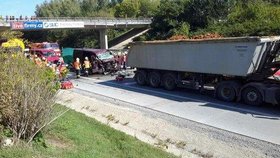 Pět lidí zahynulo ve čtvrtek hodinu po poledni při srážce nákladního auta a dodávky na dálnici u Vyškova. Polská dodávka s přívěsem obsazená devíti cestujícími narazila zezadu do nákladního auta převážejícího zeminu.