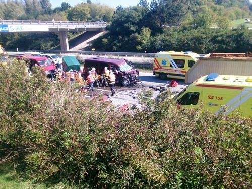 Pět lidí zahynulo ve čtvrtek hodinu po poledni při srážce nákladního auta a dodávky na dálnici u Vyškova. Polská dodávka s přívěsem obsazená devíti cestujícími narazila zezadu do nákladního auta převážejícího zeminu.