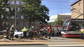 U zastávky Divadlo Gong se v pražských Vysočanech srazila tramvaj s autem.
