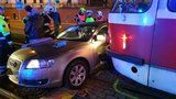 Srážka auta a tramvaje ve Vysočanech: Řidiče audi museli vyprostit, nehoda zkomplikovala provoz