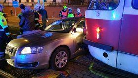 Ve Vysočanech nabourala tramvaj audi. Nehoda zkomplikovala provoz na kolejích.